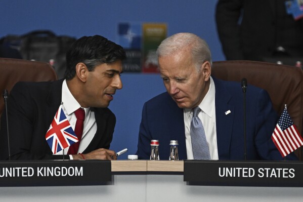 El primer ministro británico Rishi Sunak, a la izquierda, y el presidente estadounidense Joe Biden dialogan al inicio de una reunión del Consejo del Atlántico Norte, durante la cumbre de la OTAN, el 11 de julio de 2023, en Vilna, Lituania. (Paul Ellis/Foto compartida vía AP, Archivo)