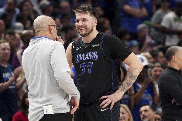 Dallas Mavericks guard Luka Doncic (77) talk with head coach Jason Kidd, left, during the first half of Game 6 of an NBA basketball first-round playoff series against the Los Angeles Clippers, Friday, May 3, 2024, in Dallas. (Ǻ Photo/Jeffrey McWhorter)