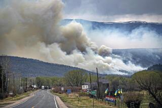 Un incendio arde el miércoles 4 de mayo de 2022 cerca de Cleveland, a poca distancia de Mora, Nuevo México.  (Jim Weber/Santa Fe New Mexican via AP)