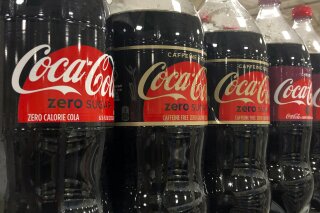 Botellas de producto de Coca-Cola son exhibidas en una tienda en Dania Beach, Florida, el martes 20 de octubre de 2020. Coca-Cola registra una mejora gradual en el tercer trimestre del año al tiempo que se concentra en la creciente austeridad de la pandemia de coronavirus. (AP Foto/Wilfredo Lee)