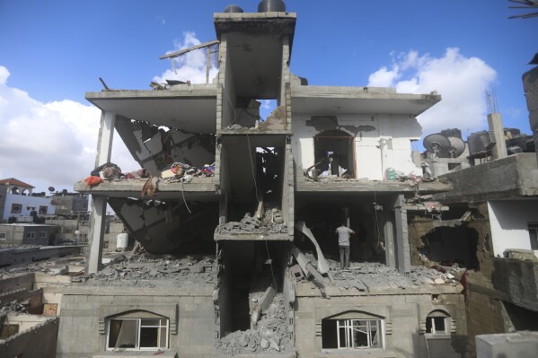 Palästinenser betrachten die Zerstörung nach einem israelischen Angriff auf ein Wohngebäude in Rafah, Gazastreifen, Dienstag, 7. Mai 2024. (AP Photo/Ismael Abu Dayyah)