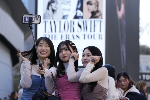 Các cô gái tạo dáng chụp ảnh tự sướng trước buổi hòa nhạc của Taylor Swift tại Tokyo Dome ở Tokyo, Thứ Bảy, ngày 10 tháng 2 năm 2024. (Ảnh AP / Hiro Komae)