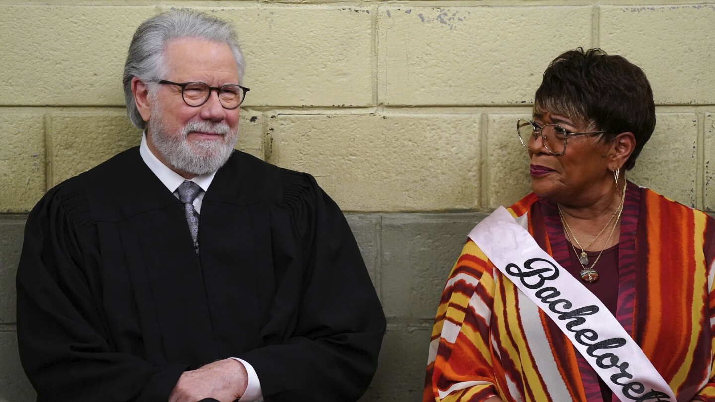 Марша Уорфийлд, съдебен изпълнител Роз Ръсел в „Нощен съд“, се завръща в шоуто, което има „голямо сърце“
