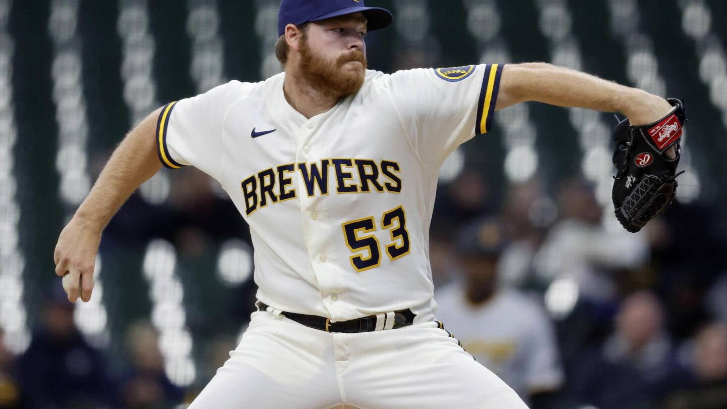 Watch: Brewers 1B Rowdy Tellez shows off injured finger