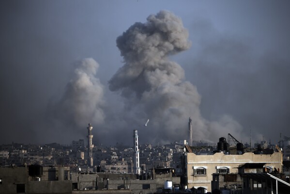 Fumaça subindo após o bombardeio israelense em Khan Yunis, sul da Faixa de Gaza, quarta-feira, 17 de janeiro de 2024. (AP Photo/Mohammed Dahman)