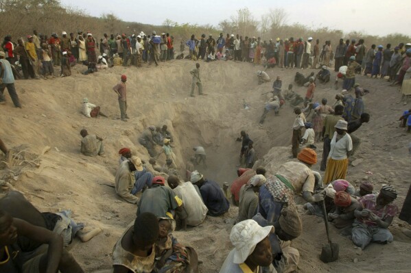 FILE - Miners dig for diamonds in Marange, eastern Zimbabwe, Nov. 1, 2006. The United States and its Western allies are feuding with Russia over its diamond production, but they joined forces Wednesday, April 3, 2024, to keep supporting the Kimberley Process, which aims to eliminate the trade in “blood diamonds” that helped fuel devastating conflicts in Africa. (AP Photo/Tsvangirayi Mukwazhi, File)