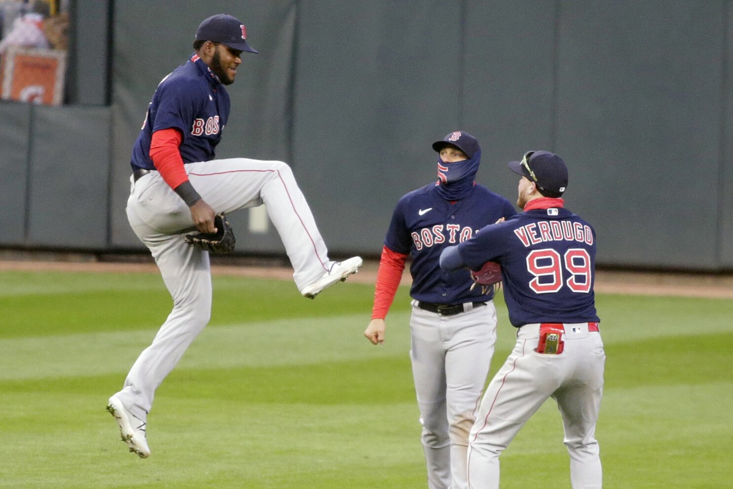 Red Sox's Justin Turner takes 'advantage of that short, big green