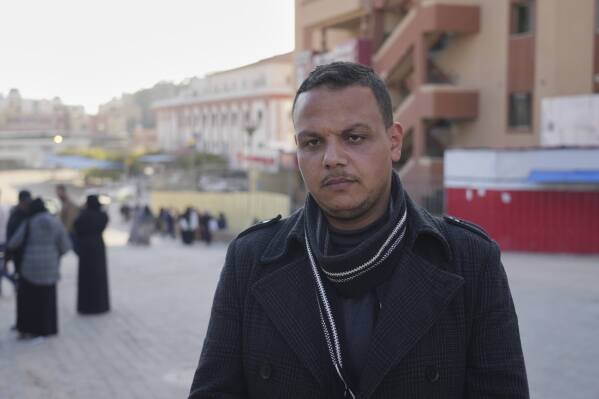 El cirujano palestino Khaled Alserr, de 32 años, quien pasó meses en la prisión militar israelí Ofer Camp, posa para una fotografía frente al Hospital Nasser en Khan Younis, Franja de Gaza, el lunes 17 de febrero de 2025. (Foto AP/Abdel Kareem Hana)