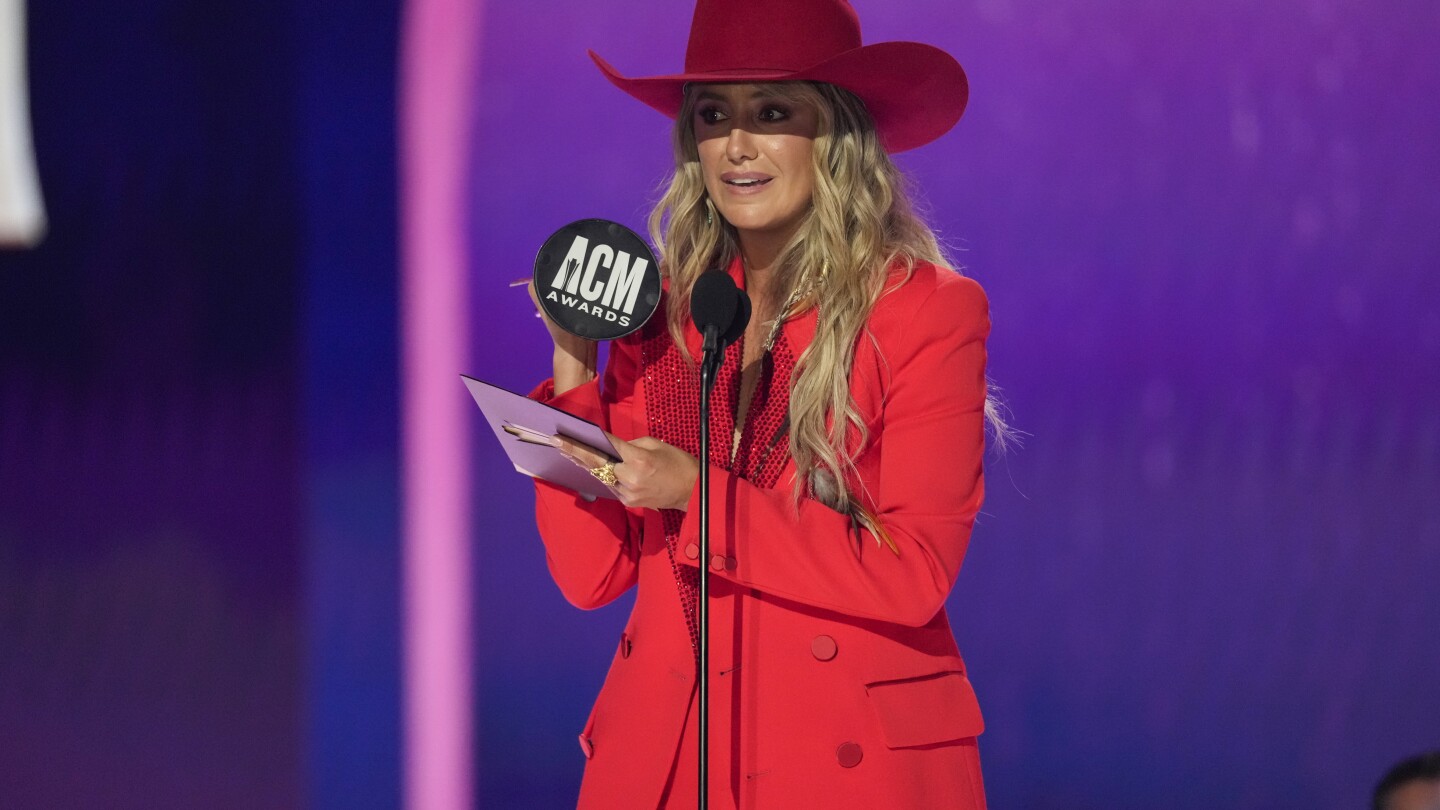 Lainey Wilson ganha grandes prêmios no Academy of Country Music Awards de 2024, incluindo homenagem máxima