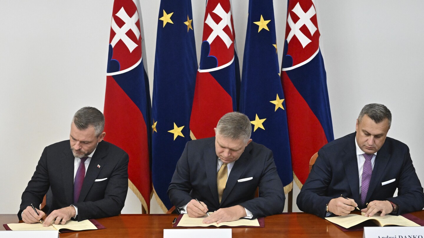 Populistický bývalý slovenský premiér podpisuje s ďalšími dvoma stranami koaličnú dohodu o zostavení novej vlády