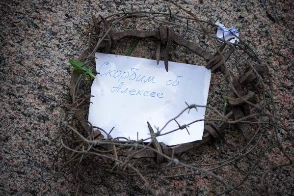 Một tờ giấy với những lời đau buồn dành cho Alexei Navalny có nội dung bằng tiếng Nga: 'Chúng tôi thương tiếc Alexey' được đặt tại Đài tưởng niệm các nạn nhân của sự đàn áp chính trị ở St. Petersburg, Nga, Thứ Bảy, ngày 24 tháng 2 năm 2024. Navalny, 47 tuổi, người Nga nhất Chính trị gia đối lập nổi tiếng, bất ngờ qua đời vào ngày 16/2 tại trại giam, khiến hàng trăm người Nga trên khắp đất nước đổ về các đài tưởng niệm đầy ngẫu hứng với hoa và nến. (Ảnh AP/Dmitri Lovetsky)