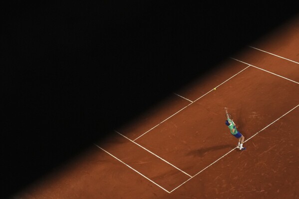 Italy's Jannik Sinner serves against France's Arthur Rinderknech during a first-round match of the French Tennis Open at the Roland-Garros stadium in Paris, Monday, May 26, 2025. (AP Photo/Lindsey Wasson)