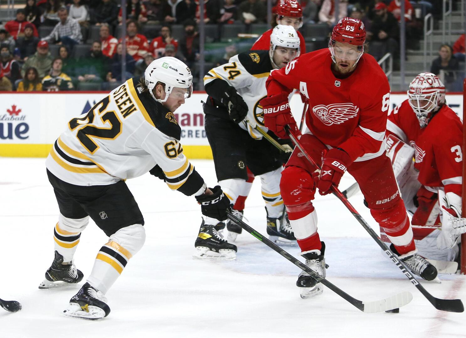 Patrice Bergeron scores 4 goals, Bruins top Red Wings 5-1
