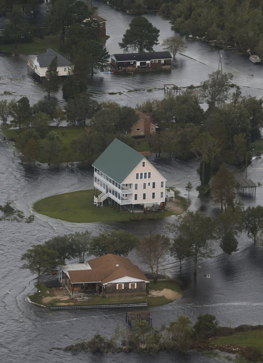 A Furniture Store Owner Opened His Shops To Flood Victims And Hundreds  Poured In