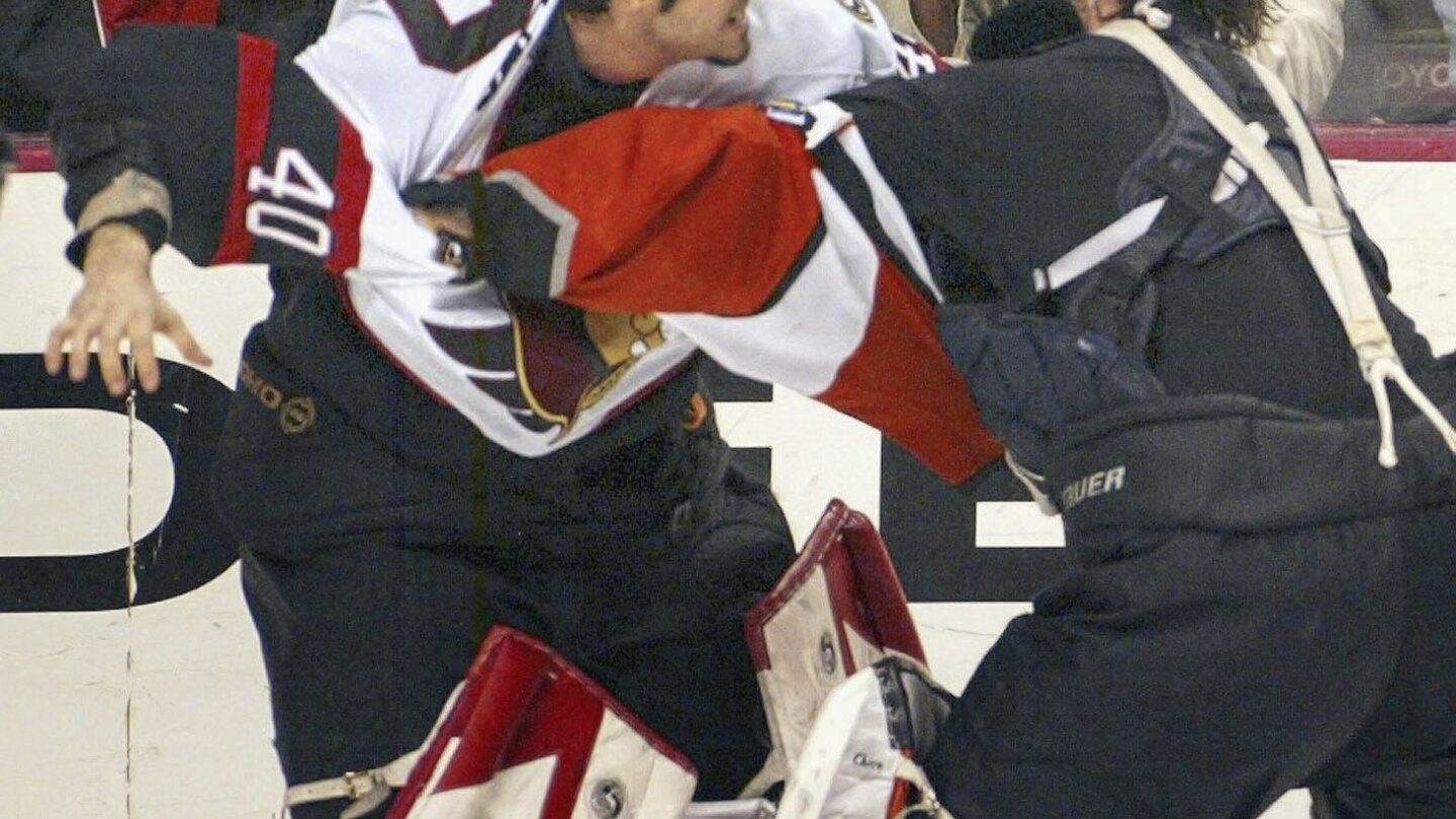Сбиването Senators-Flyers 2004 във Филаделфия все още държи рекорда на НХЛ за най-много наказателни минути