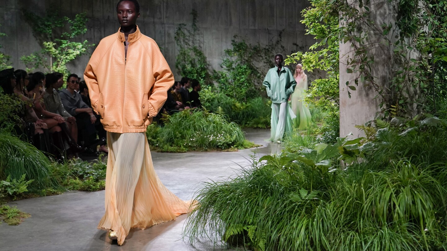 Gucci organise un défilé de mode pour sa collection croisière à la Tate Modern de Londres