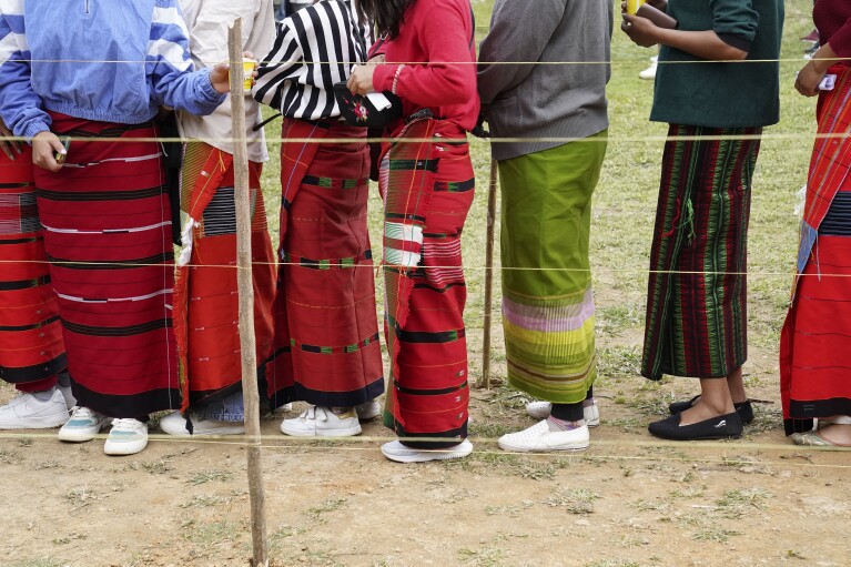 تانغكول ناجاس يصطفون للتصويت في قرية شانغشاك في ولاية مانيبور شمال شرق الهند، الجمعة، 26 أبريل، 2024. (AP Photo/Yirmiyan Arthur)