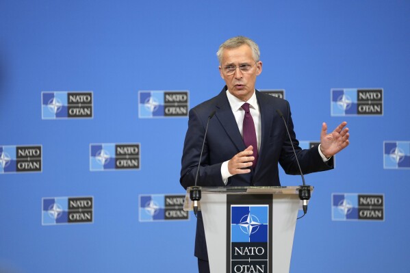 Tổng thư ký NATO Jens Stoltenberg phát biểu trong một cuộc họp báo tại trụ sở NATO ở Brussels, Thứ Năm, ngày 6 tháng 7 năm 2023. Các quan chức cấp cao của Thụy Điển và Thổ Nhĩ Kỳ đã đến trụ sở NATO hôm thứ Năm để xem xét sự phản đối của Tổng thống Thổ Nhĩ Kỳ Recep Tayyip Erdogan đối với việc quốc gia Bắc Âu gia nhập liên minh quân sự và để xem có thể làm gì hơn, nếu có, để phá vỡ thế bế tắc.  (Ảnh AP/Virginia Mayo)