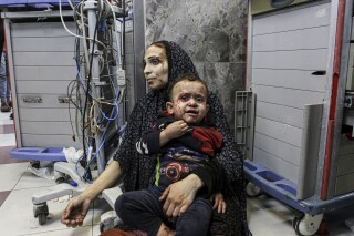 Những người Palestine bị thương chờ được điều trị tại bệnh viện al-Shifa ở Thành phố Gaza, trung tâm Dải Gaza, sau khi đến từ bệnh viện al-Ahli sau một vụ nổ ở đó, Thứ Ba, ngày 17 tháng 10 năm 2023. Bộ Y tế do Hamas điều hành cho biết một cuộc không kích của Israel đã gây ra vụ nổ khiến hàng trăm người thiệt mạng ở al-Ahli, nhưng quân đội Israel nói rằng đó là một tên lửa bắn nhầm của người Palestine.  (Ảnh AP/Abed Khaled)