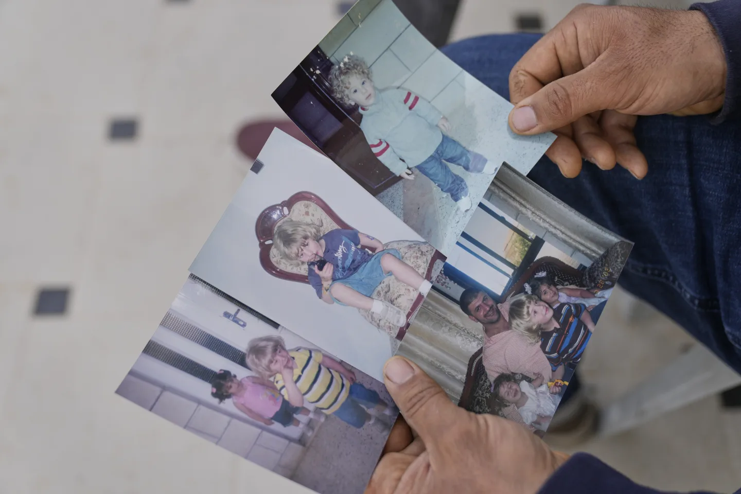 Khalid Ahmad sostiene un cartel con la imagen de su hijo Walid, fallecido en una prisión israelí
