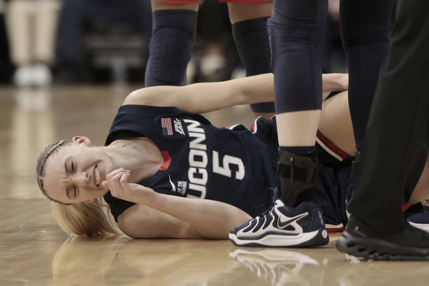 Geno Auriemma is encouraged that Paige Bueckers' knee isn't hurt too badly  | AP News