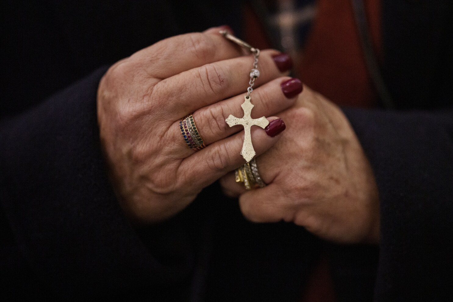 Agarrados por fieles de todo el mundo y adornados con velas y estatuas, abundan los rosarios para el Papa Francisco.