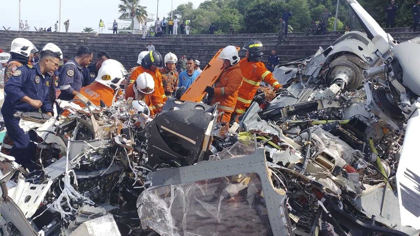 马来西亚两架军用直升机训练相撞 10人死亡