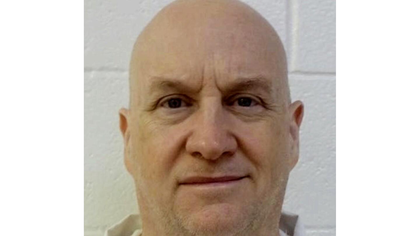 Manhunt launched for ex-police chief known as 'Devil in the Ozarks' after his escape from prison