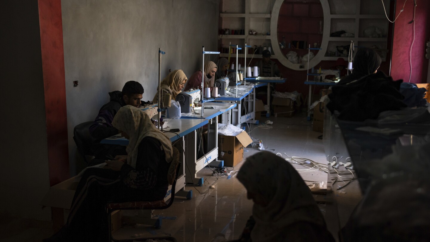 Малък бизнес в Газа по време на война шие подплатени пелени, създавайки работни места и помагайки на изтощени родители