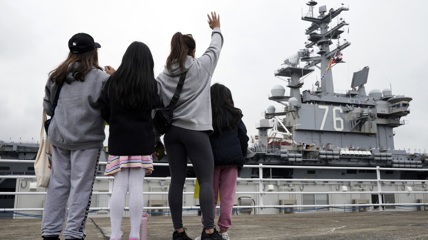 Флагманският самолетоносач на ВМС на САЩ USS Ronald Reagan напусна японското си пристанище след близо 9 години