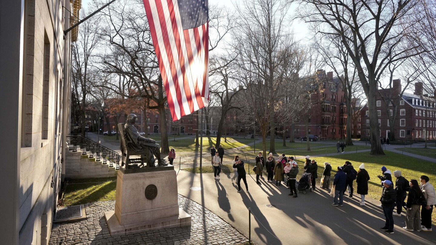 БОСТЪН AP — Харвардският университет осъди това което нарече явно