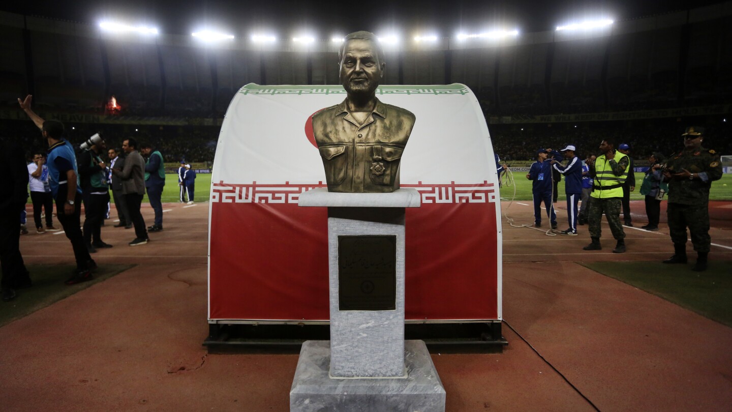 المنتخب السعودي لكرة القدم يرفض اللعب في إيران بسبب تمثال نصفي للجنرال القتيل، في صراع دبلوماسي محتمل