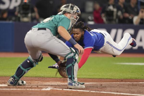 PHOTOS: Mariners defeat Blue Jays, 10-9, in Game 2