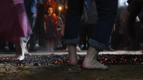 Нестинари танцуват върху горящи въглища по време на ритуал в памет на Св. Константин в село Лакадас, Гърция, на 22 май 2023 г.  Ходенето на огън е най-зрелищният и често срещан от тези годишни ритуали, които включват танци със символи.  Молитва и храна, споделена от конгрегации от поклонници, известни като православни монаси "Анастенария" провеждали подобни тържества от векове.  (AP Photo/Джована Дел'Орто)