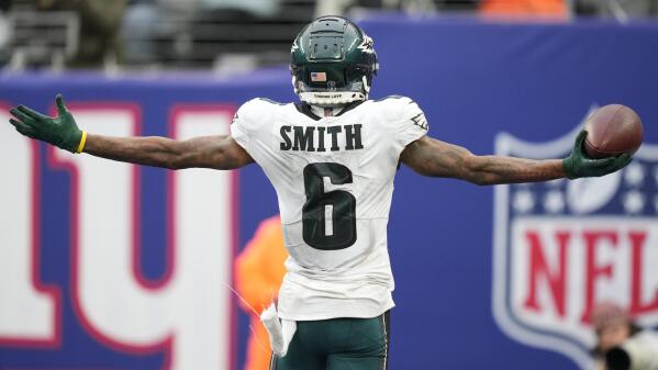 Eagles Pull Away From Giants, Clinching a Playoff Spot - The New