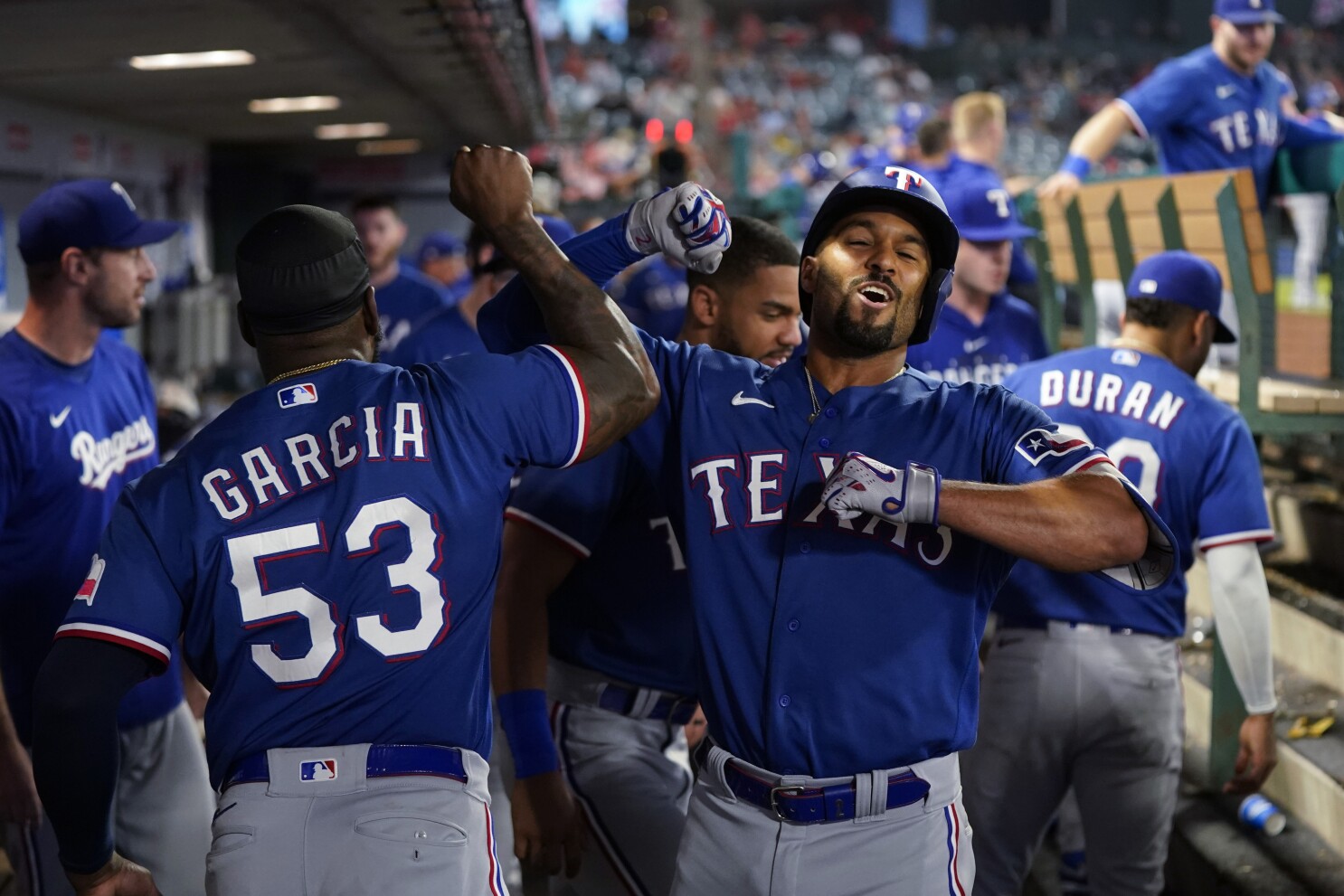 Reds win to keep pressure on D-backs in postseason race