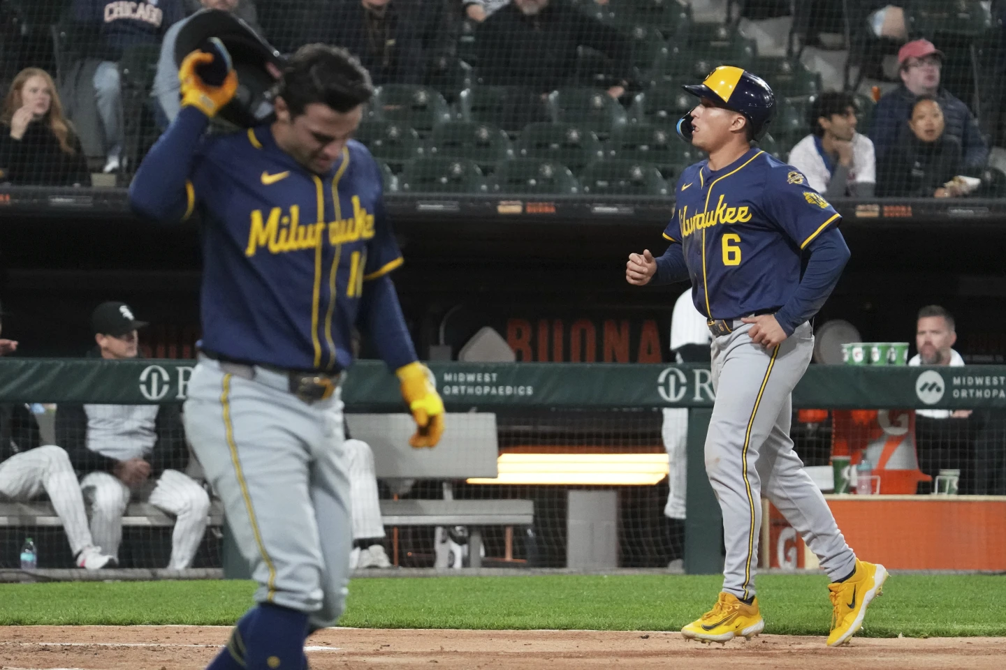 William Contreras y Rhys Hoskins celebran una carrera para los Brewers