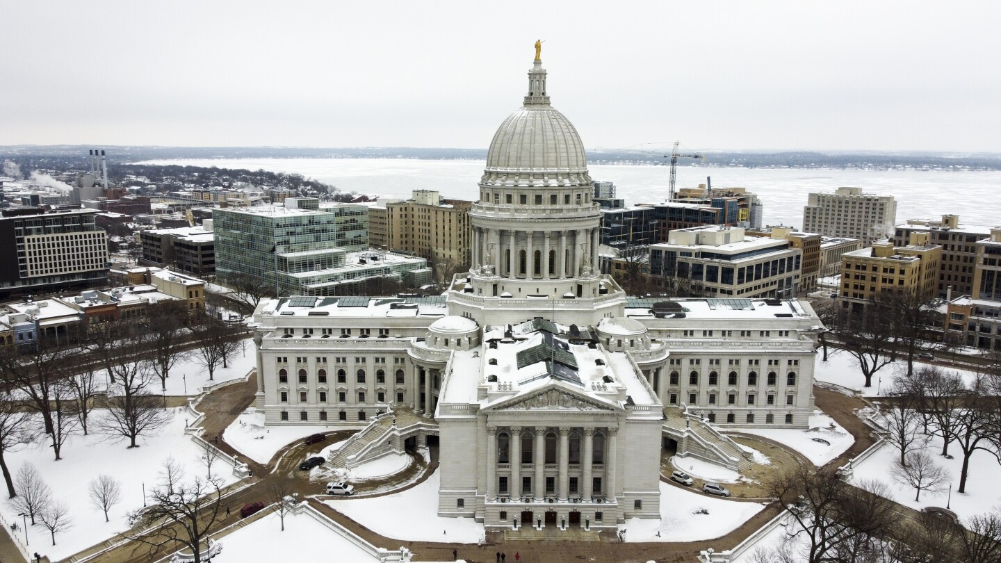 МАДИСЪН Уисконсин AP — Повечето от новопоръчаните карти преначертаващи политическите