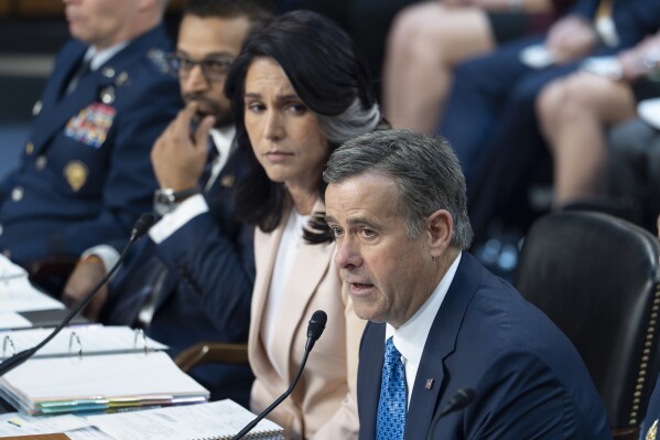 O diretor da CIA, John Ratcliffe, ingressado no Center pelo diretor de Inteligência Nacional Tulsi Gabbard, testemunha como o Comitê de Inteligência do Senado mantém sua audiência mundial de ameaças, em Capitol Hill, em Washington, terça -feira, 25 de março de 2025. (AP Photo/J. Scott Applewhite)
