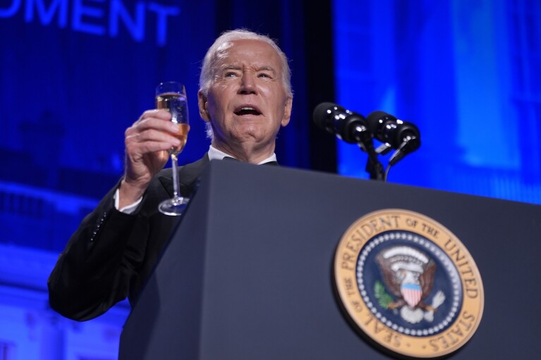 O presidente Joe Biden brinda à liberdade de imprensa no jantar da Associação de Correspondentes da Casa Branca no Washington Hilton, sábado, 27 de abril de 2024, em Washington.  (Foto AP/Manuel Pals Seneta)