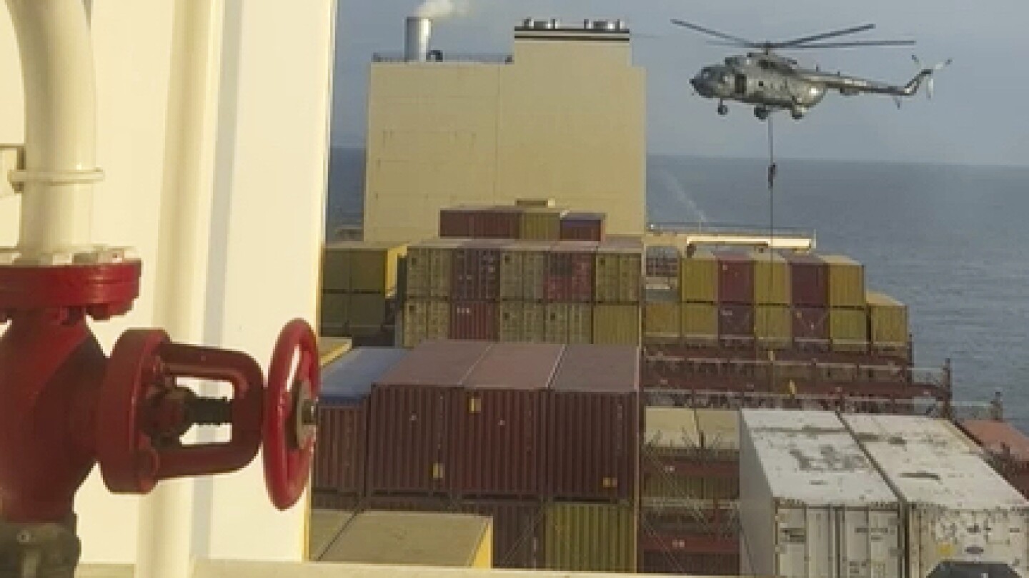 Ein von AP gesehenes Video zeigt einen Hubschrauberangriff auf ein Schiff in der Nähe der Straße von Hormus.