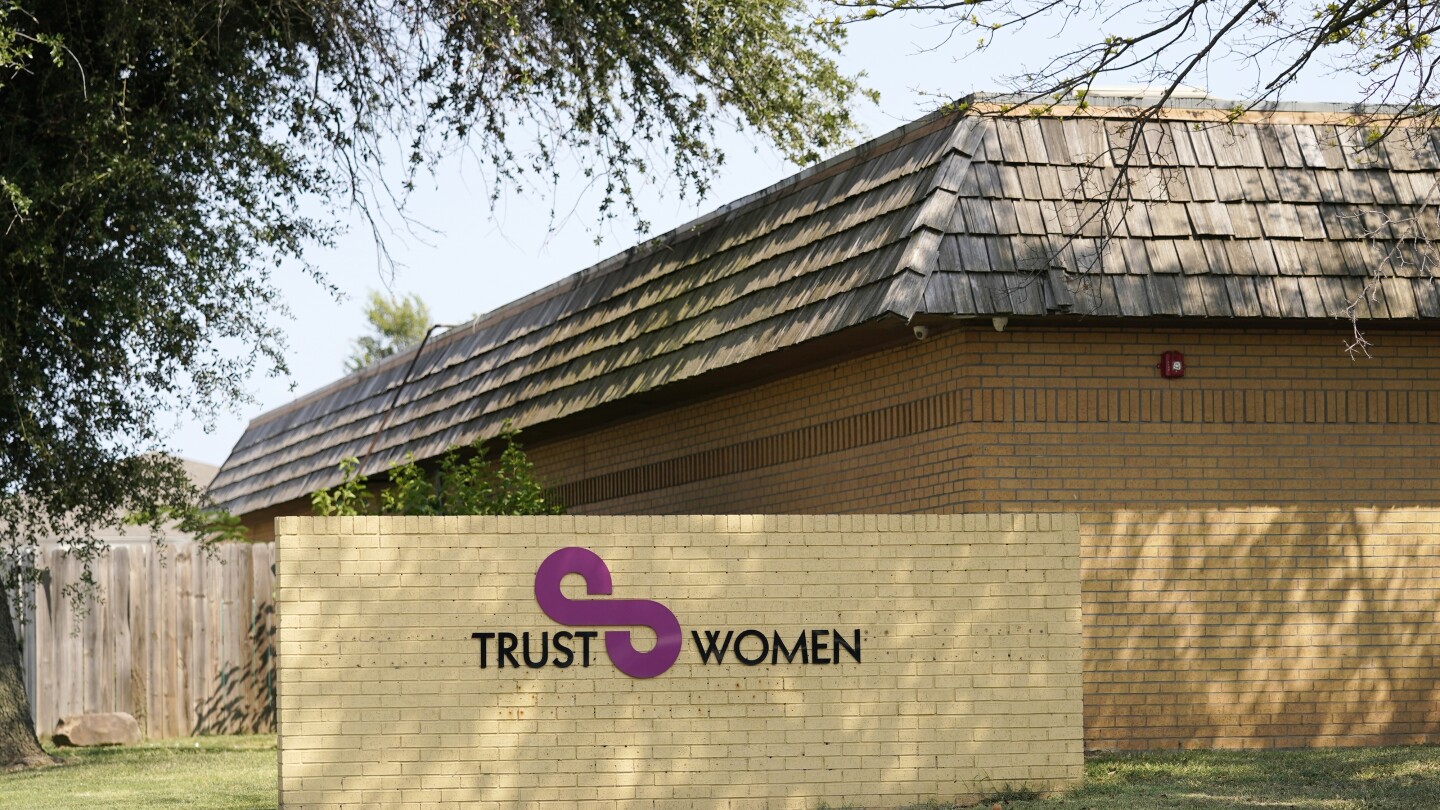 Клиника за женско здраве в Канзас, която често е служила