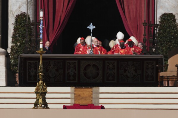 El féretro del papa Francisco es colocado en la Plaza de San Pedro para su funeral, el sábado 26 de abril de 2025. (AP Foto/Andrew Medichini)