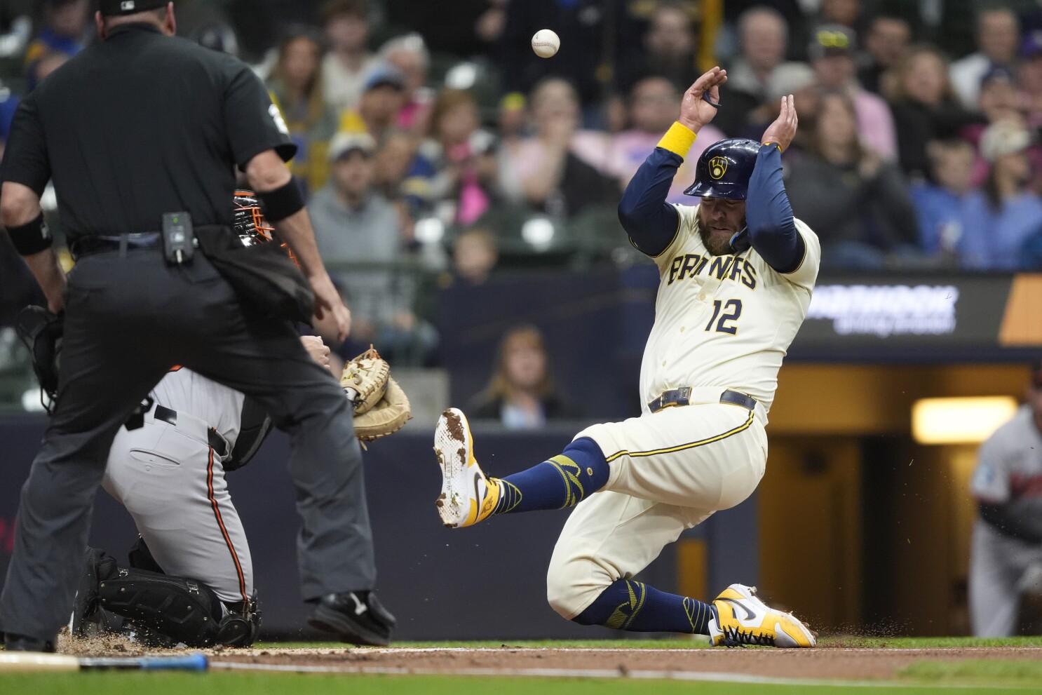 Contreras' RBI single in 8th helps Brewers win 5-4, hand Orioles their 7th straight loss
