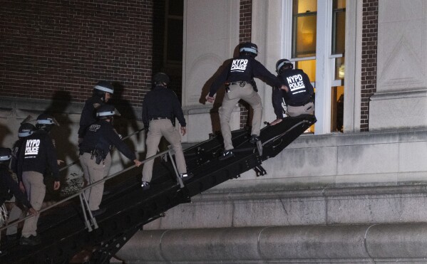 La policía de la ciudad de Nueva York utiliza un vehículo táctico para ingresar al último piso del Hamilton Hall en el campus de la Universidad de Columbia, el martes 30 de abril de 2024, después de que los manifestantes tomaran un edificio el martes temprano.  (Foto AP/Craig Ruttle)