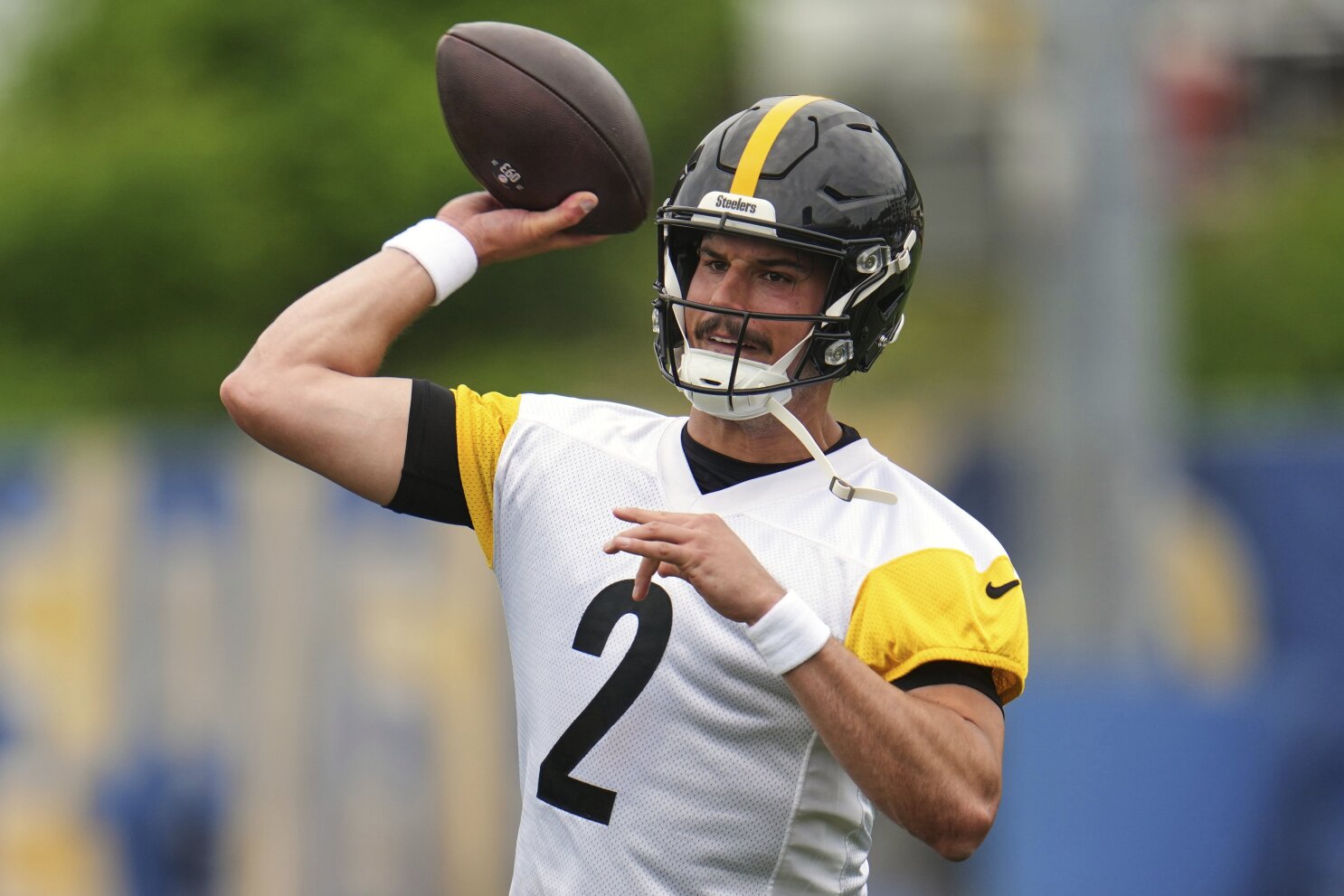 Despite the 'constant noise' surrounding Aaron Rodgers, Mason Rudolph happy to be back in Pittsburgh