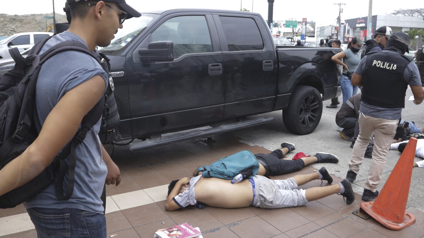 ГУАЯКИЛ, Еквадор (AP) — Група въоръжени, маскирани мъже в Еквадор