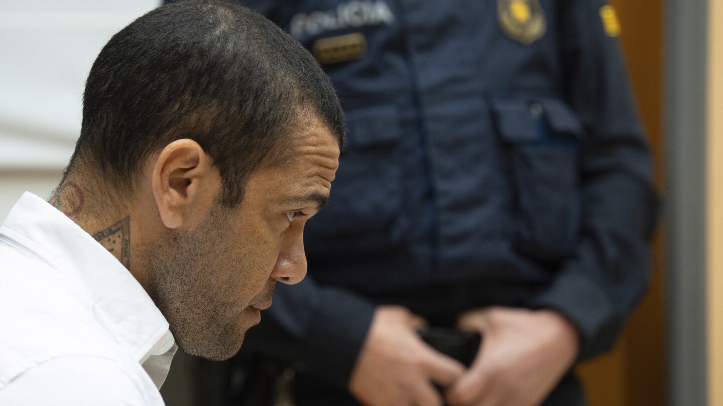 Дани Алвеш е изправен пред втори ден от процес за сексуално посегателство в Барселона. Полицията казва, че обвинителят иска „справедливост“
