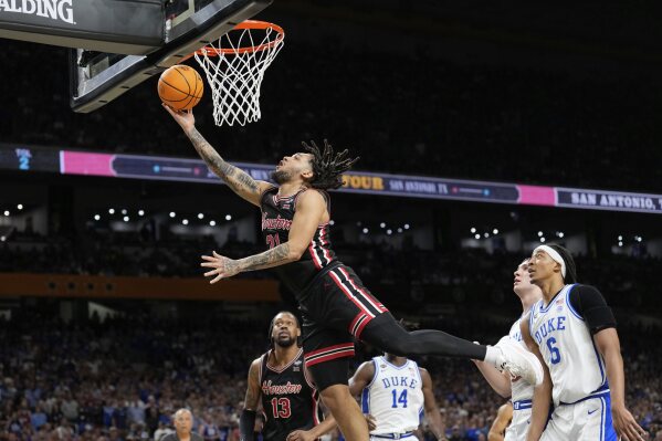 Houston's Emanuel Sharp (21) goes up for a shot against Duke during the second half in the national semifinals at the Final Four of the NCAA college basketball tournament, Saturday, April 5, 2025, in San Antonio. (AP Photo/Eric Gay)