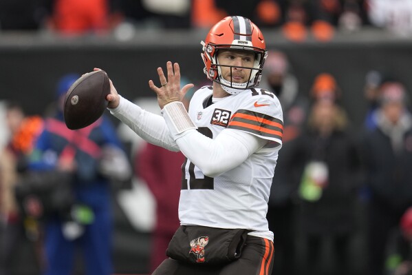 FILE - Cleveland Browns quarterback Jeff Driskel throws in the first half of an NFL football game against the Cincinnati Bengals, Sunday, Jan. 7, 2024, in Cincinnati. The Washington Commanders signed journeyman quarterback Jeff Driskel on Monday, April 21, 2024.(AP Photo/Sue Ogrocki, File)